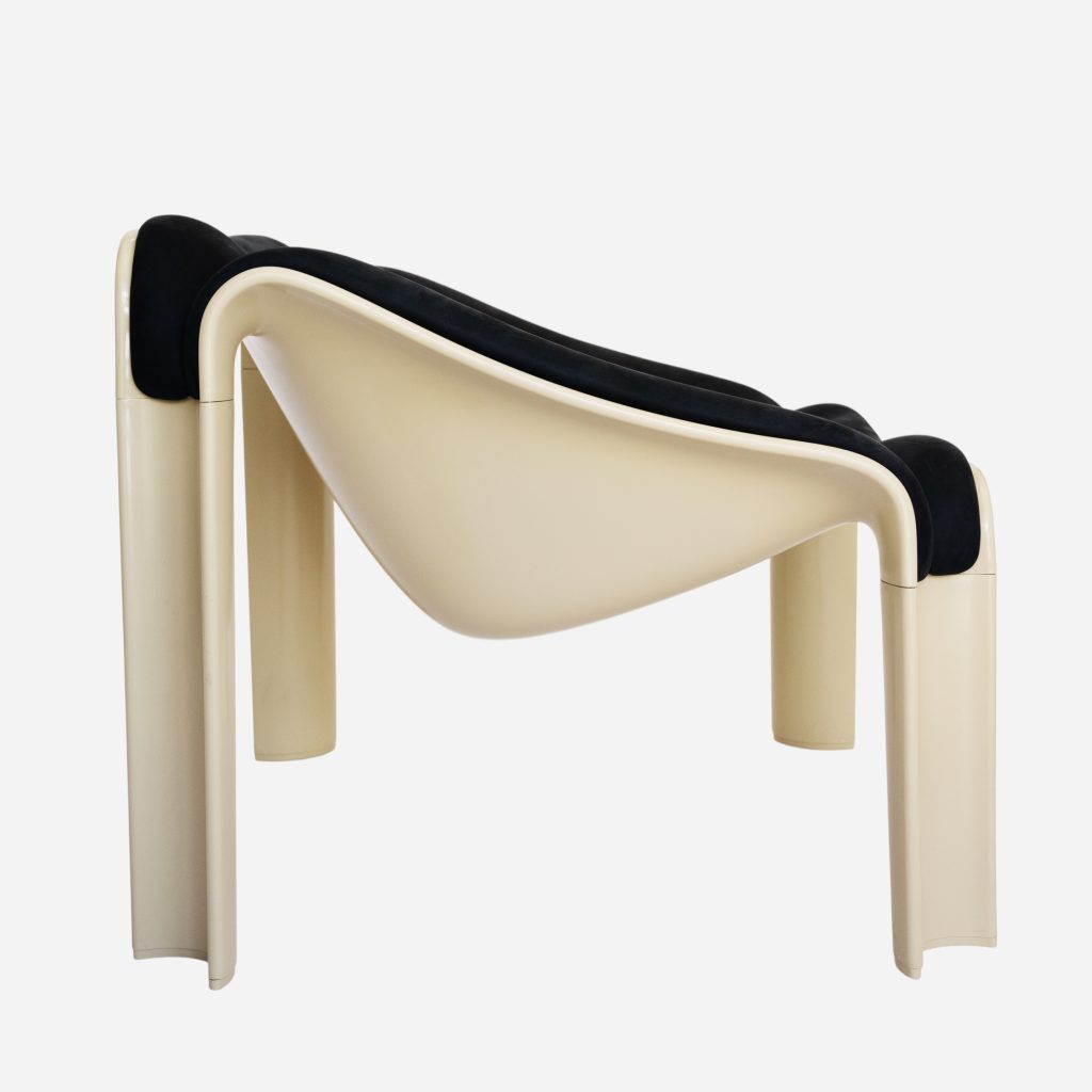 GUBI F300 LOUNGE CHAIR
